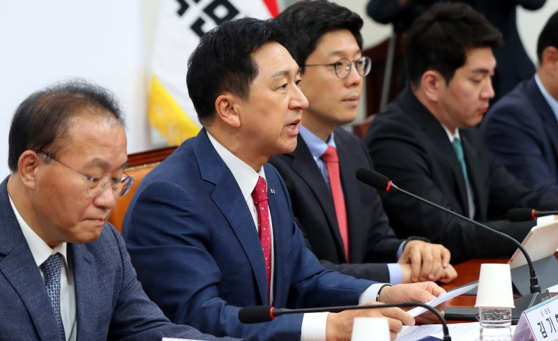 [서울=뉴시스] 추상철 기자 = 김기현 국민의힘 당 대표가 19일 오후 서울 여의도 국회에서 열린 최고위원회의에서 발언하고 있다. 2023.06.19. scchoo@newsis.com