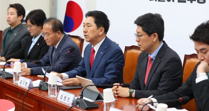 [서울=뉴시스] 추상철 기자 = 김기현 국민의힘 당 대표가 19일 오후 서울 여의도 국회에서 열린 최고위원회의에서 발언하고 있다. 2023.06.19. scchoo@newsis.com