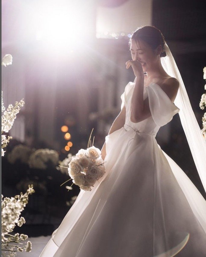 결혼식 사진 공개한 성전환 모델 최한빛, 눈부신 미모
