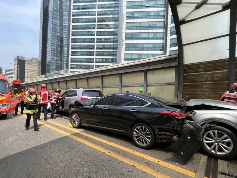 19일 오후 1시 50분께 서울 광진구 청담대교 위 차량 5중추돌사고 현장./ 사진= 광진소방서 제공