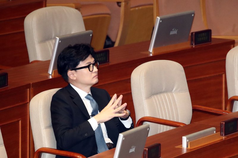 한동훈 법무부 장관이 19일 오전 서울 여의도 국회에서 열린 제407회 국회(임시회) 제4차 본회의에 자리해 이재명 대표의 연설을 듣고 있다. ⓒ News1 황기선 기자