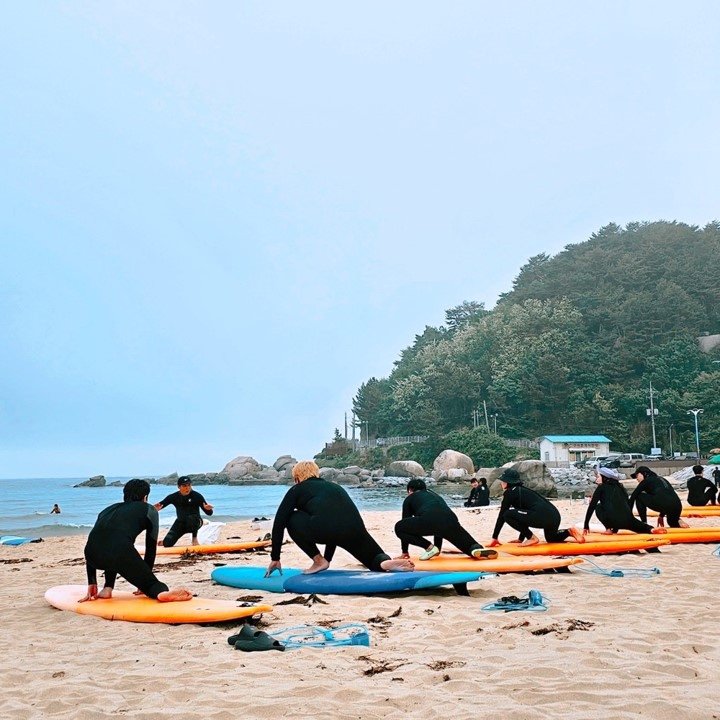 강원관광재단이 진행하고 있는 취미여행 중 환경 테마여행에 참가한 여행자들이 로컬 크리에이터로부터 서핑 교육을 받고 있다. 강원관광재단 제공