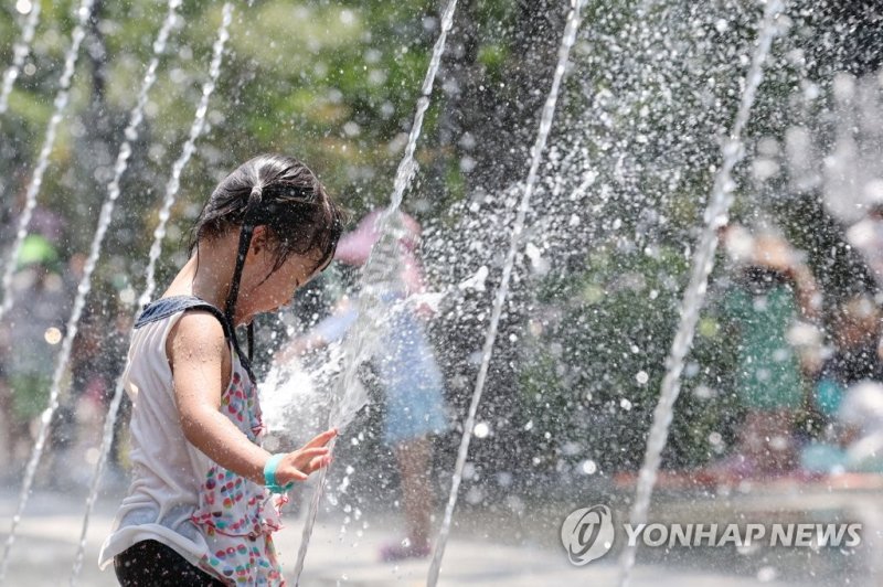 시원한 물놀이 시원한 물놀이 (서울=연합뉴스) 신현우 기자 = 서울을 비롯한 중부내륙 곳곳에 폭염주의보가 발효된 18일 오후 서울 광화문광장 분수에서 어린이가 물놀이를 즐기고 있다. 2023.6.18 nowwego@yna.co.kr (끝)