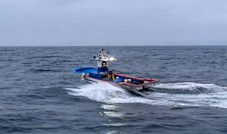 선장없이 질주하는 어선 [동해해경 제공 영상 캡처]