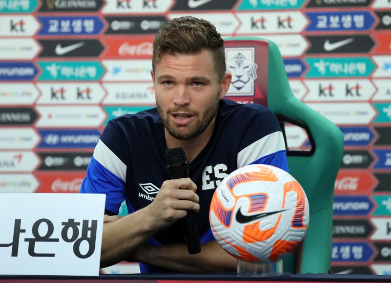 [대전=뉴시스] 강종민 기자 = 엘살바도르 축구 국가대표 에릭 사발레타가 19일 대전 유성구 대전월드컵경기장에서 대한민국과 A매치 평가전을 앞두고 소감을 밝히고 있다. 2023.06.19. ppkjm@newsis.com