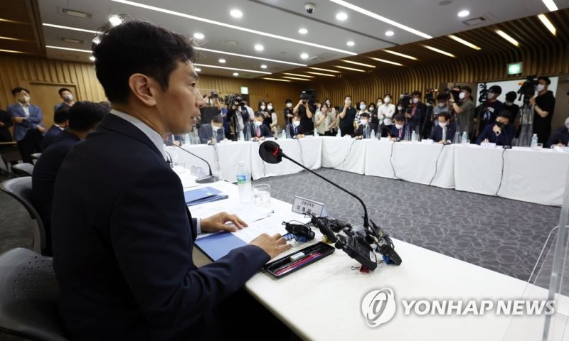 금융감독원장-보험회사 CEO 간담회 금융감독원장-보험회사 CEO 간담회 (서울=연합뉴스) 김인철 기자 = 이복현 금융감독원장이 30일 오전 서울 종로구 생명보험교육문화센터에서 열린 보험회사 CEO 간담회에서 발언하고 있다. 2022.6.30 yatoya@yna.co.kr (끝)