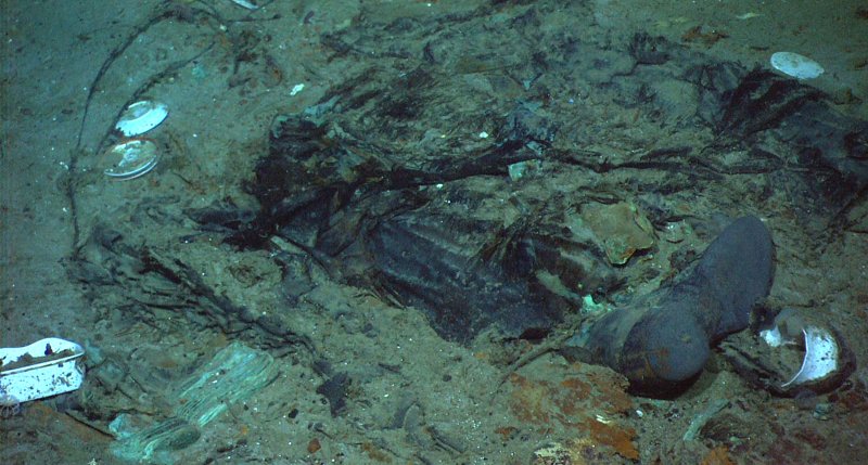 타이타닉호 선미 근처 해저 진흙 속 코트와 부츠 잔해. /사진=고고학해양학센터,뉴시스