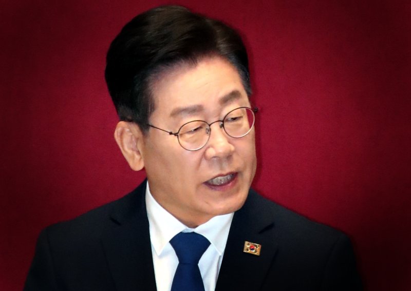 “진작 좀 하지”...이재명 ‘불체포특권 포기’ 박수친 친명-비명, 속내는 달랐다