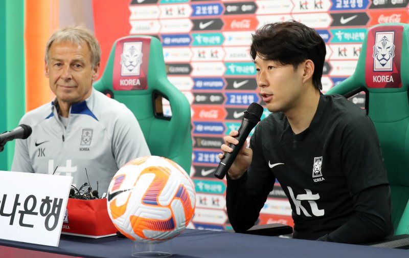 [대전=뉴시스] 강종민 기자 = 위르겐 클린스만 축구 국가대표팀 감독과 손흥민 선수가 19일 대전 유성구 대전월드컵경기장에서 엘살바도로와 A매치 평가전을 앞두고 기자회견을 하고 있다. 2023.06.19. ppkjm@newsis.com