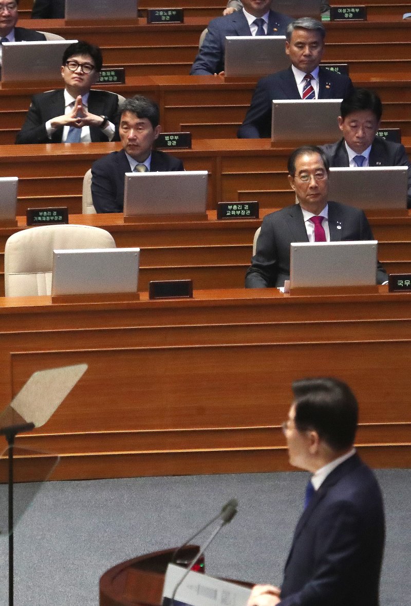 한동훈 법무부 장관이 19일 오전 서울 여의도 국회에서 열린 제407회 국회(임시회) 제4차 본회의에서 이재명 더불어민주당 대표의 교섭단체 대표연설을 경청하고 있다. ⓒ News1 임세영 기자