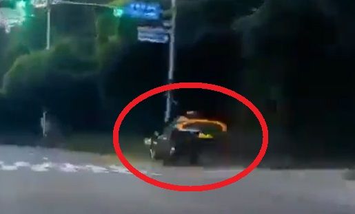 지난 18일 경기도 수원시의 한 도로에서 발생한 전기차 택시 사고 / 트위터 갈무리