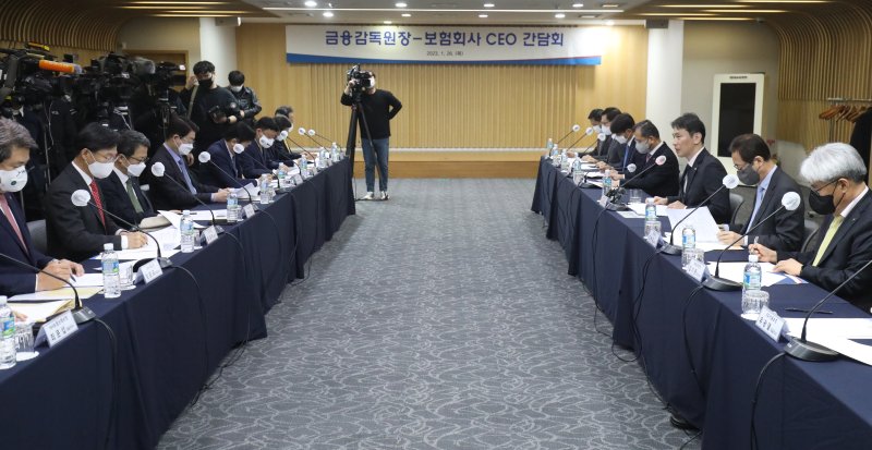 이복현 금융감독원장이 26일 서울 종로구 생명보험교육문화센터에서 열린 보험회사 CEO 간담회에서 발언을 하고 있다. 2023.1.26/뉴스1 ⓒ News1 송원영 기자