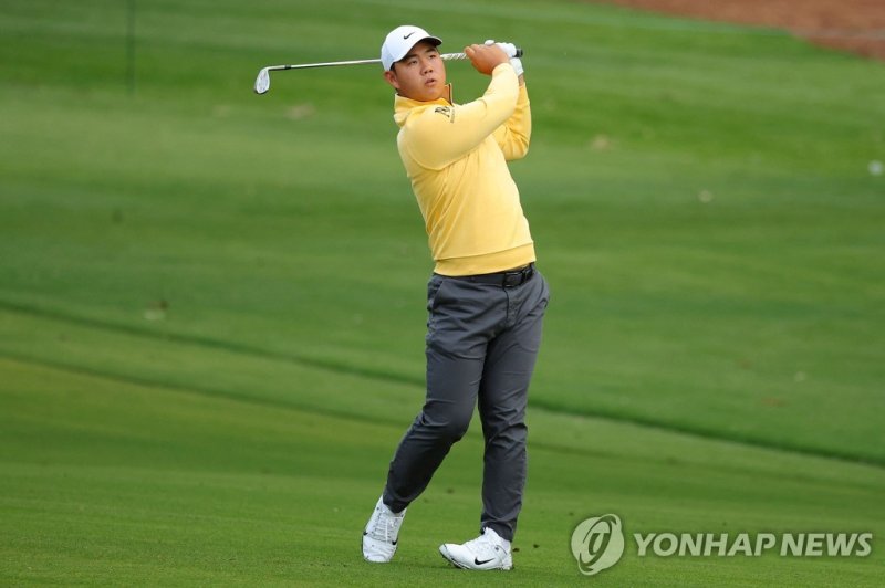 어프로치샷을 하는 김주형 CHARLOTTE, NORTH CAROLINA - MAY 05: Tom Kim of South Korea plays an approach shot on the tenth hole during the second round of the Wells Fargo Championship at Quail Hollow Country Club on May 05, 2023 in Charlotte, North Carolina. Kevin C. Cox/Getty Images/AFP (Photo by Kevin C. Cox / 