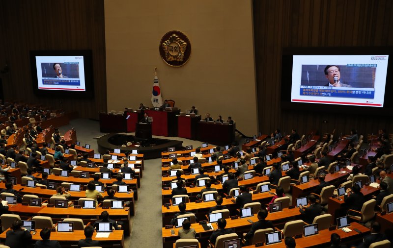 [서울=뉴시스] 이영환 기자 = 김기현 국민의힘 대표가 20일 오전 서울 여의도 국회 본회의장에서 열린 제407회국회(임시회) 5차 본회의에서 교섭단체 대표연설을 하며 이재명 더불어민주당 대표의 불체포특권 관련 발언을 비판하고 있다. 2023.06.20. 20hwan@newsis.com