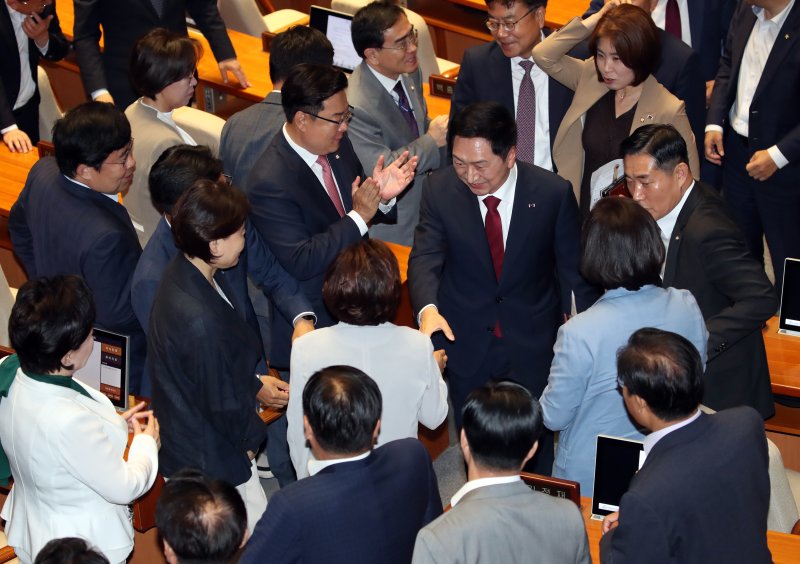 [서울=뉴시스] 고범준 기자 = 김기현 국민의힘 대표가 20일 오전 서울 여의도 국회 본회의장에서 열린 제407회국회(임시회) 5차 본회의에서 교섭단체 대표연설을 마치고 의원들과 인사를 나누고 있다. 2023.06.20. bjko@newsis.com