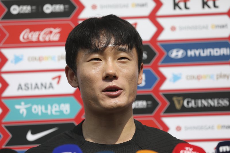 [파주=뉴시스] 김근수 기자 = U-24 항저우 아시안게임 축구대표팀 엄원상이 15일 경기 파주시 축구 국가대표팀 트레이닝센터(NFC)에서 취재진 질문에 답하고 있다. 2023.05.15. ks@newsis.com