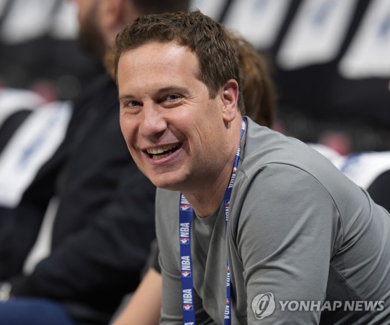 맷 이시비아 피닉스 선스 구단주 FILE - Phoenix Suns owner Mat Ishbia looks on as players warm up before Game 5 of an NBA basketball second-round playoff series against the Denver Nuggets, May 9, 2023, in Denver. Ishbia’s five-month tenure as the new owner of the Suns has produced a whirlwind of change. (AP Photo/