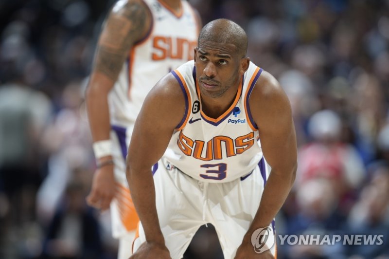 크리스 폴 Phoenix Suns guard Chris Paul looks on late in the second half of Game 1 of an NBA second-round basketball series against the Denver Nuggets, Saturday, April 29, 2023, in Denver. (AP Photo/David Zalubowski)