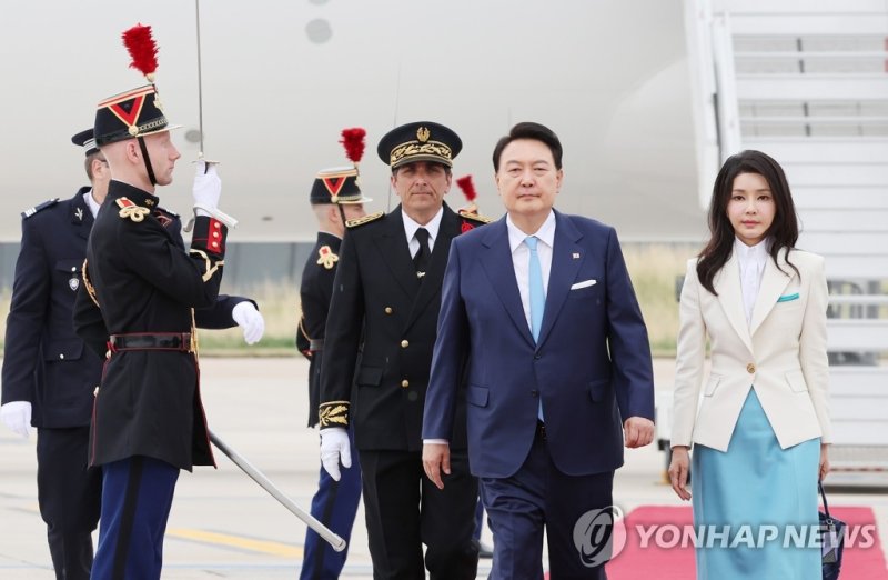 [속보]尹 "마크롱과 우주·항공 등 미래 전략산업 협력 모색"