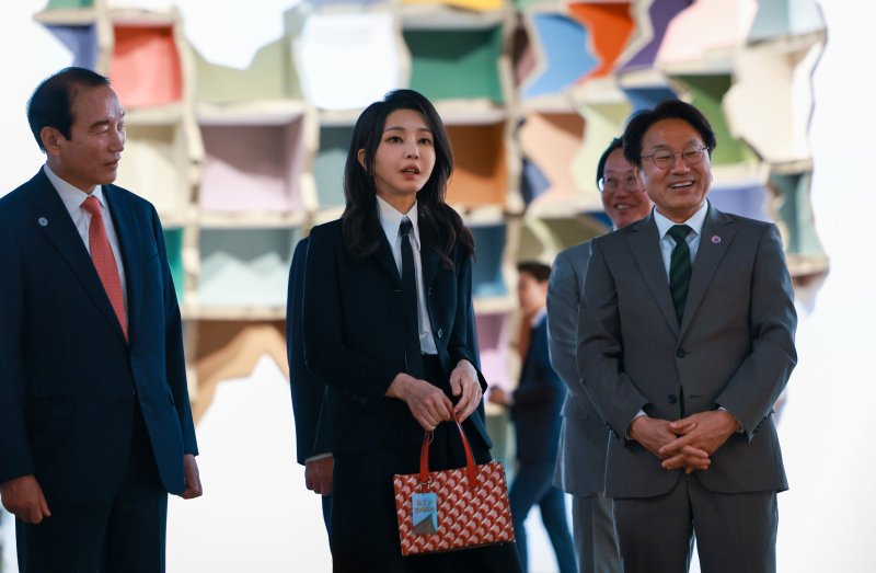 김건희 여사가 13일 오후 광주 북구 광주비엔날레 전시관에서 진행 중인 제14회 광주비엔날레를 방문, 강기정 광주시장과 함께 전시작을 관람하고 있다. (대통령실 제공) 2023.6.13/뉴스1 ⓒ News1 오대일 기자
