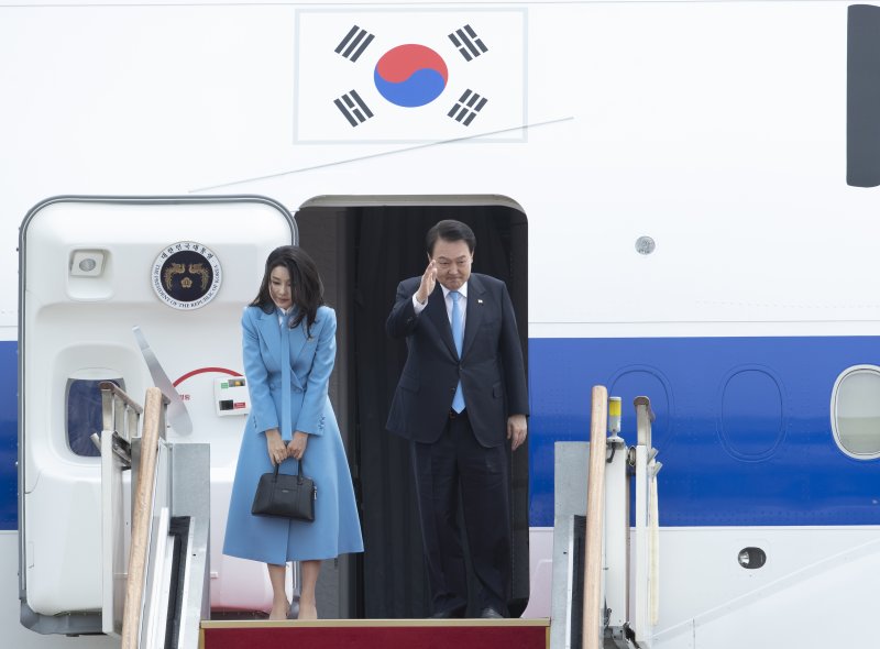 5박7일 일정으로 미국을 국빈 방문하는 윤석열 대통령과 김건희 여사가 24일 오후 경기 성남시 서울공항을 통해 출국하고 있다. 윤 대통령은 오는 26일 백악관에서 정상회담을 갖고 한미동맹의 경제·안보 발전 방향을 논의할 예정이다. 2023.4.24/뉴스1 ⓒ News1 신웅수 기자