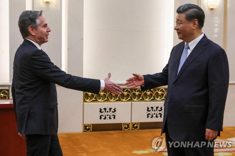 베이징서 악수하는 시진핑과 블링컨 베이징서 악수하는 시진핑과 블링컨 (베이징 AFP=연합뉴스) 이틀간의 일정으로 중국을 방문한 토니 블링컨 미국 국무장관(왼쪽)이 시진핑 중국 국가주석과 19일 베이징 인민대회당에서 악수하고 있다. 2023.06.19 danh2023@yna.co.kr (끝)