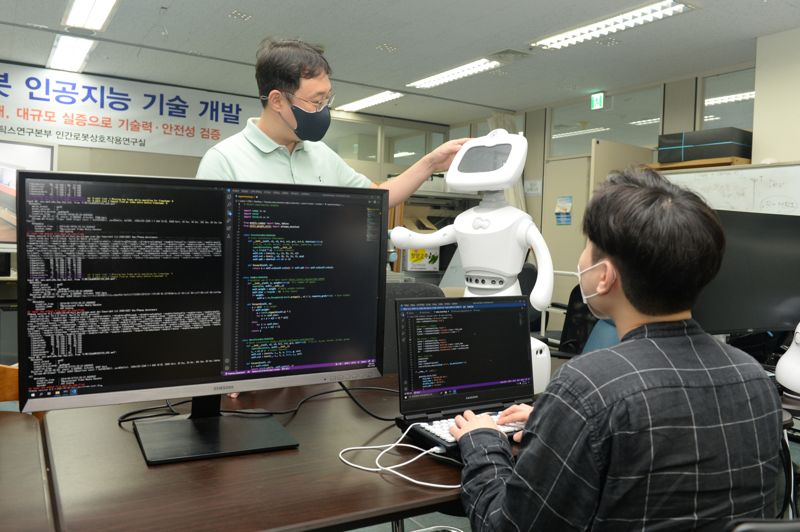 ETRI 연구진이 인공지능 기술이 적용된 로봇을 테스트하고 있다. 이 기술로 고령자를 이해하고 정서적으로 반응해 개인 맞춤형 서비스를 제공할 수 있다. ETRI 제공