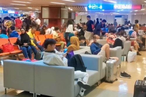 공항에서 대기하는 에어아시아 승객 [대만 중앙통신사 캡처. 재판매 및 DB 금지]