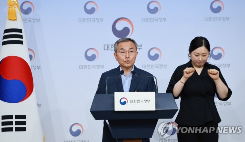 글로컬대학 예비 지정 결과 발표 글로컬대학 예비 지정 결과 발표 (서울=연합뉴스) 홍해인 기자 = 김우승 글로컬대학위원회 부위원장이 20일 정부서울청사 별관에서 글로컬대학 예비지정 결과를 발표하고 있다. 앞서 교육부는 학령인구 감소와 급격한 산업구조 변화에 대응해 세계적 수준으로 성장할 지역 대학인 글로컬 대학을 약 30곳 뽑아 5년간 1천억원씩 지원한다는 계획을 발표한 바 있다. 2023.6.20 hihong@yna.co.kr (끝)