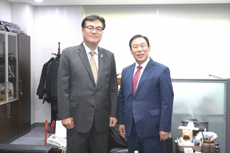 19일 국민의힘 정진석 의원(왼쪽)과 기념촬영을 하고 있는 최민호 세종시장. (세종시 제공) / 뉴스1
