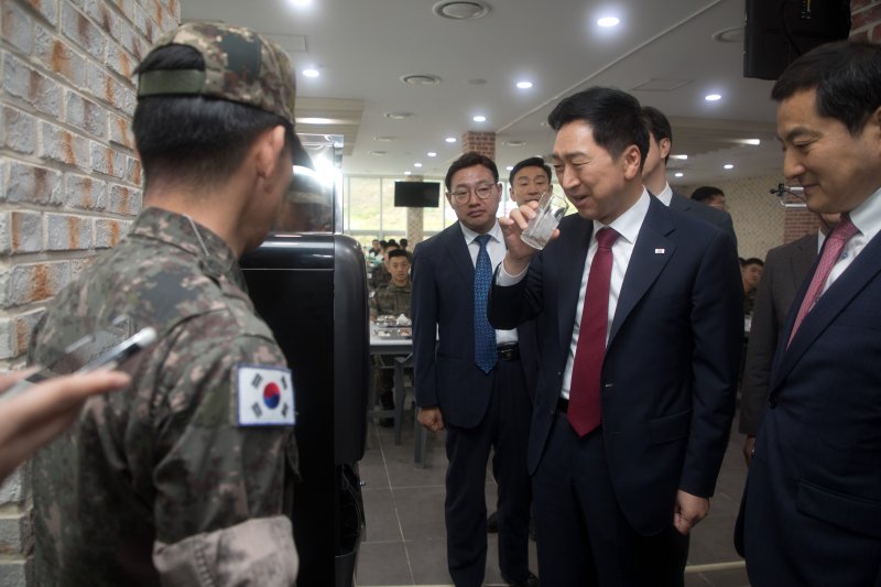 20일 국민의힘 김기현 대표가 철원 3사단 백골부대를 방문하여 보급된 얼음정수기를 살펴보고 있다. 사진=연합 지면화상