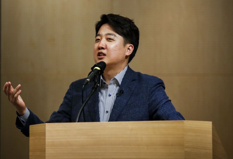 [서울=뉴시스] 정병혁 기자 = 이준석 전 국민의힘 대표에게 성접대를 했다고 주장한 김성진 아이카이스트 대표가 20일 검찰에 출석해 이 전 대표 무고 혐의 관련 참고인 신분 조사를 받는다. 사진은 지난달 이준석 전 대표가 지난달 26일 오후 서울 성북구 국민대학교에서 '논쟁 사회를 위한 고민' 이라는 주제로 특강을 하고 있는 모습. 2023.05.26. jhope@newsis.com