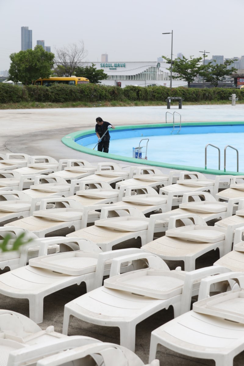[서울=뉴시스] 김금보 기자 = 20일 서울 서초구 잠원 한강공원 수영장에 선베드 등 물품이 놓여있다. 서울시 한강사업본부는 오는 23일부터 8월20일까지 뚝섬, 광나루, 여의도, 잠원 한강 야외수영장과 양화, 난지물놀이장을 운영할 계획이다. 2023.06.20. kgb@newsis.com