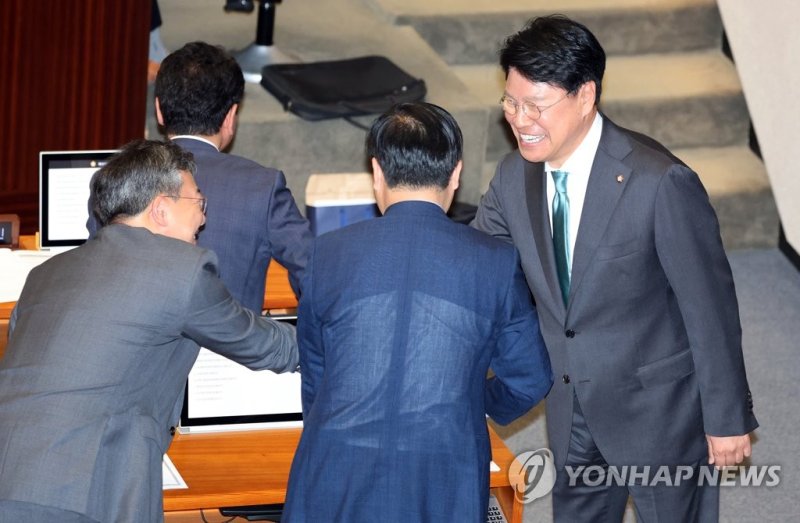 과방위원장에 장제원 의원 과방위원장에 장제원 의원 (서울=연합뉴스) 이정훈 기자 = 국민의힘 장제원 의원이 30일 국회 본회의에서 과학기술정보방송통신위원장 당선 후 의원들과 인사하고 있다. 2023.5.30 xyz@yna.co.kr (끝)