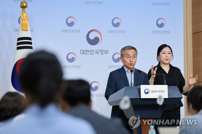연대 미래캠·포스텍 등 15곳 글로컬대 예비선정 연대 미래캠·포스텍 등 15곳 글로컬대 예비선정 (서울=연합뉴스) 홍해인 기자 = 김우승 글로컬대학위원회 부위원장이 20일 정부서울청사 별관에서 글로컬대학 예비지정 결과를 발표하고 있다. 이날 글로컬대학위원회는 연세대 미래캠퍼스와 포항공대 등 15개 대학(공동신청 대학 포함 19곳)을 '글로컬대학'사업에 예비 선정했다. 앞서 교육부는 학령인구 감소와 급격한 산업구조 변화에 대응해 세계적 수준으로 성장할 지역 대학인 글로컬 대학을 뽑아 5년간 1천억원씩 지원한다는 계획을 발표한 바 있다