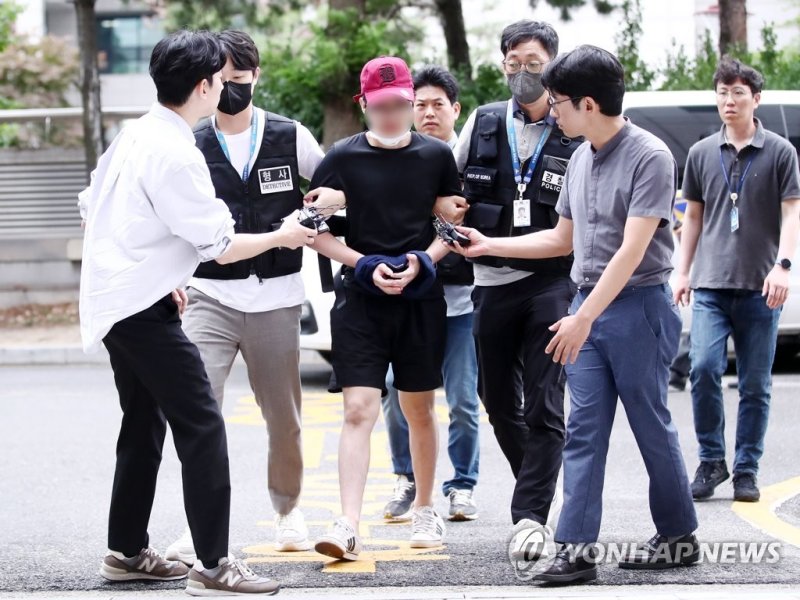 여객기 비상문 열려던 10대 구속심사 여객기 비상문 열려던 10대 구속심사 (인천=연합뉴스) 김상연 기자 = 인천국제공항으로 향하던 여객기에서 비상문을 열려고 한 혐의를 받는 10대 남성이 20일 오후 구속 전 피의자 심문(영장실질심사)을 받기 위해 인천지법으로 들어서고 있다. 2023.6.20 goodluck@yna.co.kr (끝)