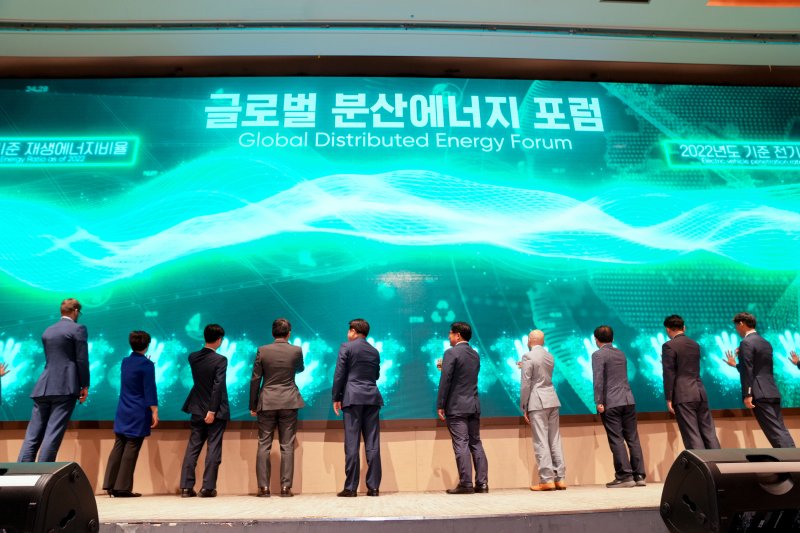 제1회 글로벌 분산에너지 포럼 개막식에서오영훈 제주지사를 비롯해 주요 내빈들이 '제1호 분산에너지 지정' 퍼포먼스에서 도민과 관광객 1000명의 서명서를 전자메일로 국회를 거쳐 산자부로 발송하고 있다. 2023.6.20/뉴스1 ⓒ News1 강승남 기자