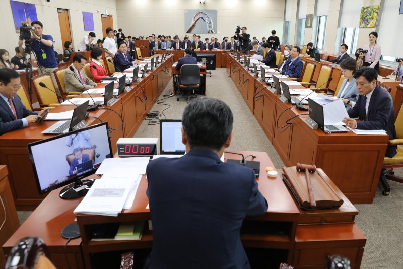 [서울=뉴시스] 장제원 신임 국회 과학기술정보방송통신위원회 위원장이 방송법 개정안 권한쟁의심판 피청구인 변호사를 해임했다. 더불어민주당은 장 신임 위원장이 본인의 위치를 깨달아야 한다고 비판했다. 사진은 지난 5월 서울 여의도 국회에서 열린 과학기술정보방송통신위원회 전체회의. (사진=뉴시스DB) photo@newsis.com