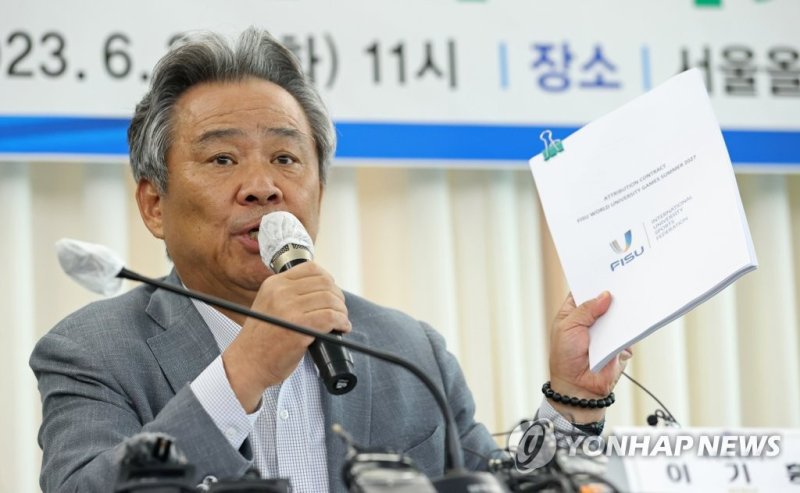 발언하는 이기흥 대한체육회장 발언하는 이기흥 대한체육회장 (서울=연합뉴스) 김성민 기자 = 20일 오전 서울 송파구 올림픽파크텔 서울홀에서 대한체육회가 연 '2027 충청권 하계세계대학경기대회(하계유니버시아드) 조직위 관련 기자간담회'에서 이기흥 대한체육회 회장이 발언하고 있다. 대한체육회와 충청권 4개 시도, 문체부는 하계유니버시아드 조직위 구성을 두고 갈등을 빚고 있다. 2023.6.20 ksm7976@yna.co.kr (끝)