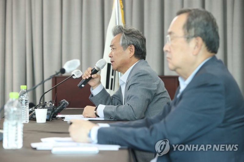 발언하는 이기흥 대한체육회장 발언하는 이기흥 대한체육회장 (서울=연합뉴스) 김성민 기자 = 20일 오전 서울 송파구 올림픽파크텔 서울홀에서 대한체육회가 연 '2027 충청권 하계세계대학경기대회(하계유니버시아드) 조직위 관련 기자간담회'에서 이기흥 대한체육회 회장(왼쪽)이 발언하고 있다. 대한체육회와 충청권 4개 시도, 문체부는 하계유니버시아드 조직위 구성을 두고 갈등을 빚고 있다. 2023.6.20 ksm7976@yna.co.kr (끝)