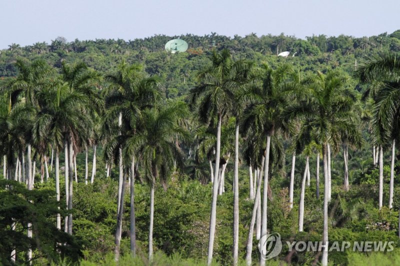 중국 도청기지라는 의혹이 제기된 쿠바내 군사기지의 대형 안테나 FILE PHOTO: A view of structures belonging to a Cuban military base near Bejucal, Cuba, June 12, 2023. REUTERS/Dave Sherwood/File Photo