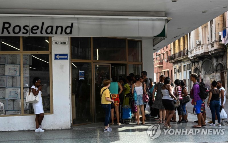 쿠바 아바나 시내 가게 앞에 줄지어 선 시민들 People queue outside a state store in Havana, on June 6, 2023. SMEs (small and medium-sized enterprises), approved only in 2021 in Cuba, are flourishing, displacing the sordid state-owned businesses that are becoming emptier by the day. Authorities decided in 2021 to accele