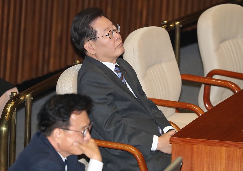 [서울=뉴시스] 이영환 기자 = 이재명 더불어민주당 대표가 20일 오전 서울 여의도 국회 본회의장에서 열린 제407회국회(임시회) 5차 본회의에서 진행된 교섭단체 대표연설에서 김기현 국민의힘 대표의 연설을 들으며 잠시 눈을 감고 있다. 2023.06.20. 20hwan@newsis.com
