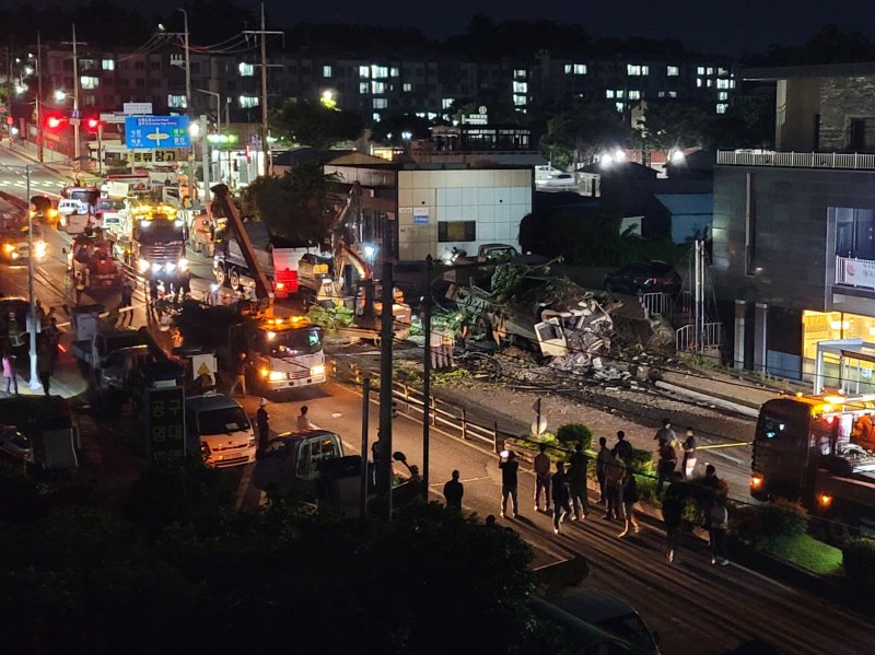 [제주=뉴시스] 오영재 기자 = 15일 오후 제주 서귀포시 동홍동 한 교차로에서 25t 트럭이 차량 2대와 오토바이를 들이받아 2명이 숨지고 2명이 부상을 입는 사고가 발생해 구조당국이 수습에 나서고 있다. 2023.06.15. oyj4343@newsis.com