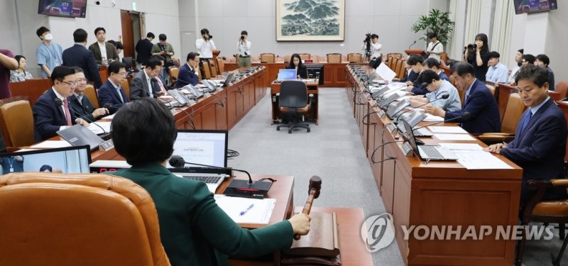 의사봉 두드리는 남인순 정치개혁특별위원회 위원장 의사봉 두드리는 남인순 정치개혁특별위원회 위원장 (서울=연합뉴스) 하사헌 기자 = 남인순 정치개혁특별위원회 위원장이 20일 오전 서울 여의도 국회에서 열린 정치개혁특별위원회 전체회의에서 의사봉을 두드리고 있다. 2023.6.20 toadboy@yna.co.kr (끝)