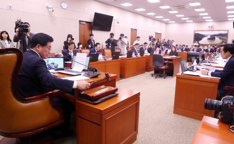 [서울=뉴시스] 추상철 기자 = 20일 오후 서울 여의도 국회에서 농림축산식품해양수산위원회 전체회의가 열리고 있다. 2023.06.20. scchoo@newsis.com