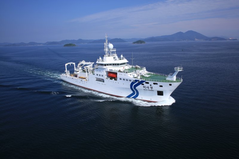 한국해양과학기술원의 해양과학조사선인 5900t급 이수부호는 첨단 해양관측조사 장비를 탑재, 전 세계 대양을 누비며 연중 조사를 하고 있다.