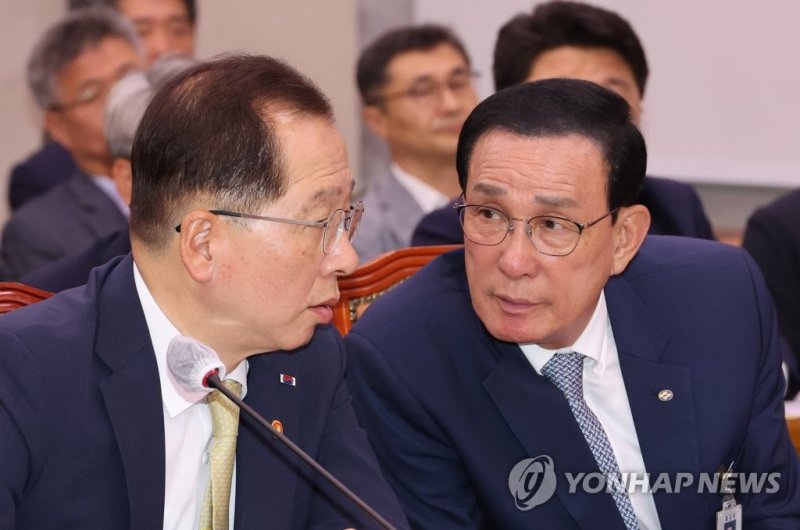 노동진 수협중앙회장과 대화하는 조승환 해양수산부 장관 노동진 수협중앙회장과 대화하는 조승환 해양수산부 장관 (서울=연합뉴스) 하사헌 기자 = 조승환 해양수산부 장관이 20일 오후 서울 여의도 국회에서 열린 농림축산식품해양수산위원회 전체회의에서 노동진 수협중앙회장과 대화하고 있다. 2023.6.20 toadboy@yna.co.kr (끝)
