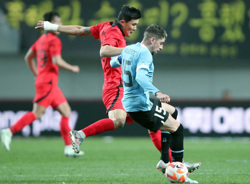김민재가 28일 오후 마포구 상암동 서울월드컵경기장에서 열린 축구 국가대표 평가전 대한민국과 우루과이의 경기에서 페데리코 발베르데를 막아서고 있다. 손흥민, 이강인, 김민재, 조규성 등 카타르월드컵 멤버 대부분이 소집돼 지난 24일 울산서 열린 콜롬비아전에서 2-2로 비겼던 '클린스만호'는 우루과이를 상대로 아쉬운 2:1 패배로 경기를 마쳤다. 2023.3.28/뉴스1 ⓒ News1 박정호 기자