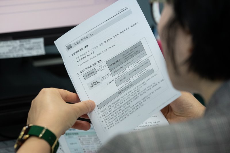 "매달 돈 안넣어도 연 8%"…청년도약계좌 사용설명서